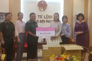 Đại diện Công ty Mỹ phẩm thương hiệu Việt M.O.I Cosmetics trao bảng tượng trưng số tiền tặng Bộ đội biên phòng