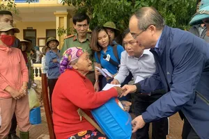 Đồng chí Nguyễn Thiện Nhân bày tỏ tình cảm, sự chia sẻ với những khó khăn mà người dân vùng lũ tỉnh Quảng Bình và các tỉnh miền Trung đang phải gánh chịu