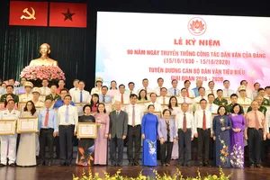 Đồng chí Nguyễn Thị Lệ cùng các đồng chí lãnh đạo thành phố tuyên dương cán bộ dân vận tiêu biểu. Ảnh: VIỆT DŨNG