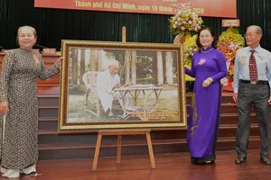 Phó Bí thư Thành ủy, Chủ tịch HĐND TPHCM Nguyễn Thị Lệ tặng bức ảnh Chủ tịch Hồ Chí Minh cho đại hội. Ảnh: VIỆT DŨNG