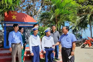 Đoàn đại biểu các tỉnh thành Nam bộ đi thăm, chúc tết cán bộ, chiến sĩ tại Vùng biển Tây Nam   