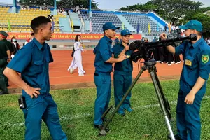 Khối dân quân phường thao tác tháo lắp vũ khí