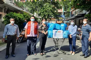 Hơn 8.000 túi thuốc điều trị Covid-19 được trao cho F0 cách ly tại nhà  