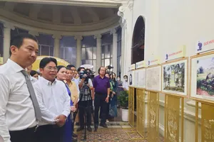 Các đại biểu tham quan triển lãm