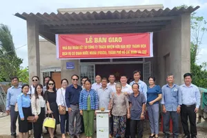 Bàn giao nhà diện chính sách hỗ trợ hộ nghèo tỉnh Tiền Giang và Sóc Trăng  