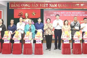 Đại biểu Quốc hội Trần Kim Yến và Đỗ Đức Hiển trao quà Tết đến các hộ có hoàn cảnh khó khăn