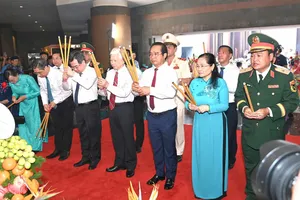 Đoàn đại biểu Thành ủy, HĐND, UBND, Ủy ban MTTQ Việt Nam TPHCM dâng hương tưởng niệm các Vua Hùng. Ảnh: DŨNG PHƯƠNG