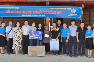 Tặng 3 căn nhà nhân ái cho hộ công nhân và hộ đồng bào dân tộc 