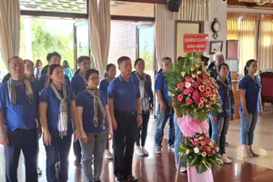 Đoàn thành kính dân hoa, thắp hương tưởng nhớ Chủ tịch Hồ Chí Minh tại Bảo tàng Hồ Chí Minh - Chi nhánh tỉnh Bình Thuận
