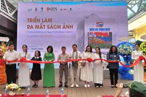 Các đại biểu cắt băng khai mạc triển lãm ra mắt sách ảnh "50 năm niềm vui thống nhất"