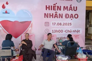 Chư tăng và phật tử chùa Vĩnh Nghiêm tham gia ngày hội hiến máu cứu người