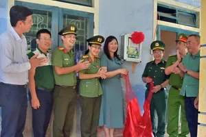 Khánh thành, đưa vào hoạt động Tủ thuốc cắm bản tại 1 tổ công tác phối hợp giữa Công an xã A Lưới 1 và Đồn Biên phòng Cửa khẩu Hồng Vân