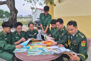 Cán bộ, chiến sĩ Ban Chỉ huy Biên phòng tỉnh Quảng Trị đọc Giai phẩm SGGP Xuân Bính Ngọ 2026