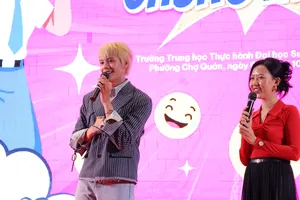 Ca sĩ Đặng Hồng Hải trong chương trình "Bí mật tuổi chúng mình" tại Trường Trung học Thực hành - Đại học Sư phạm TPHCM