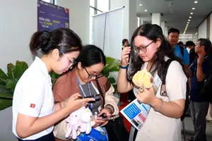 Người lao động tìm việc tại Ngày hội việc làm do Trung tâm Dịch vụ Việc làm Thanh niên TPHCM tổ chức. Ảnh: HỒNG ĐÀO