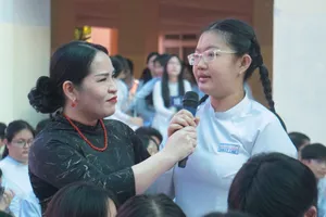 Tiến sĩ Tô Nhi A giao lưu cùng các em học sinh Trường PTTH Nguyễn Hiền. ẢNH: HOÀI THƯƠNG