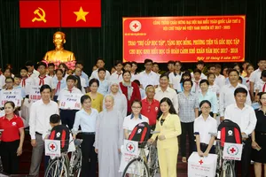 Trợ cấp học tập, tặng học bổng giúp các em học sinh giảm bớt khó khăn đầu năm học mới