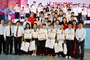 Trao học bổng cho học sinh nghèo hiếu học năm học 2017-2018