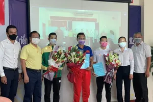 Đại diện Sở Văn hóa Thể thao TPHCM động viên các tuyển thủ trước khi lên đường tham dự Olympic Tokyo 2020. Ảnh: NGUYỄN ANH