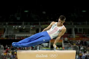 Trong những ngày đại dịch Covid-19, VĐV thể dục dụng cụ Max Whitlock phải tập luyện tại nhà trên chiếc sofa