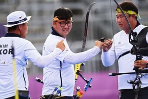 Bộ ba cung thủ Kim Je-deok, Kim Woo-jin và Oh Jin-hyek đã mang về tấm HCV thứ 3 cho đoàn thể thao Hàn Quốc