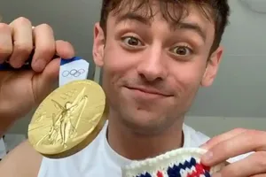 Tom Daley đã tự đan chiếc túi nhỏ bằng len để bảo vệ tấm HCV Olympic