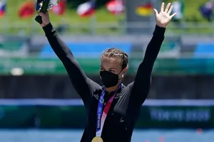 Chỉ trong một ngày thi đấu, Lisa Carrington đã giành được cả 2 HCV đua thuyền kayak