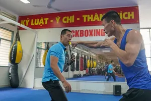 Võ sĩ Nguyễn Văn Đương tập luyện cùng HLV Nguyễn Anh Dũng tại Trung tâm HLTTQG TPHCM. Ảnh: DŨNG PHƯƠNG
