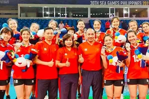Đội tuyển bóng chuyền nữ Việt Nam nhận HCB SEA Games 30 năm 2019. Ảnh: DŨNG PHƯƠNG