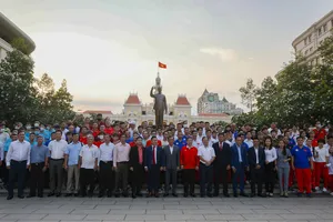 Lãnh đạo TPHCM cùng các thành viên của đoàn thể thao Việt Nam (khu vực phía Nam) chụp ảnh lưu niệm tại tượng đài Chủ tịch Hồ Chí Minh. Ảnh: DŨNG PHƯƠNG