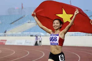 Nguyễn Thị Oanh vô đối trên đường chạy 1.500m nữ. Ảnh: DŨNG PHƯƠNG