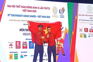 Lại Gia Thành (phải) chia sẻ niềm vui cùng người thầy của mình. Ảnh: NGUYỄN ANH