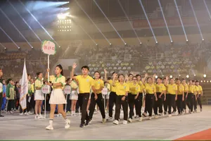 Các đoàn thể thao dự đại hội tham gia diễu hành tại lễ khai mạc. Ảnh: DŨNG PHƯƠNG