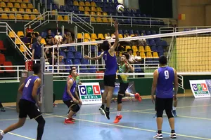 Đơn vị quận 5 (áo xanh dương) giành chiến thắng 3-0 trước đối thủ Thủ Đức trong trận ra quân. Ảnh: NGUYỄN ANH