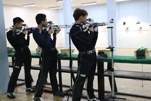 Các VĐV súng trường tập luyện cùng những đồng phục chuyên dụng. Ảnh: NGUYỄN ANH