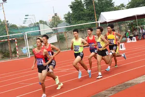 Nguyễn Minh Trí (133) giành HCB 800m nam tại giải vô địch trẻ quốc gia. Ảnh: NGUYỄN ANH