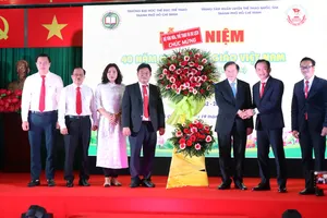 Tập thể trường ĐH TDTT TPHCM và Trung tâm HLTTQG TPHCM chụp ảnh lưu niệm nhân ngày Nhà giáo Việt Nam. Ảnh: NGUYỄN ANH