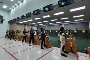 Các VĐV tranh tài ở nội dung súng trường hơi nữ