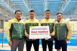 2 VĐV Thành Lộc và Đình Toàn nhận thưởng HCV cá nhân. Ảnh: HCMC FINSWIMMING