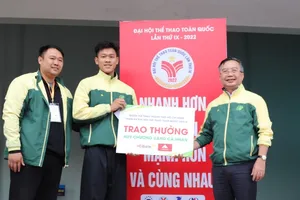 Trưởng đoàn thể thao TPHCM, Giám đốc Sở VH-TT TPHCM Trần Thế Thuận trao thưởng thành tích HCV pencak silat của Nguyễn Tấn Sang