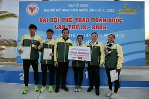 Phó Chủ tịch UBND TPHCM Dương Anh Đức trao thưởng cho thành tích HCV của các tuyển thủ. Ảnh: DŨNG PHƯƠNG