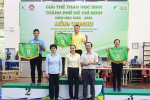 Ban tổ chức trao giải toàn đoàn cho các đơn vị tham dự. Ảnh: THANH TÙNG