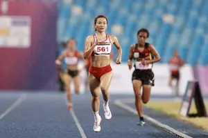 Nguyễn Thị Oanh giành HCV nội dung 5.000m nữ. Ảnh: DŨNG PHƯƠNG