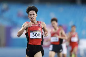 Nguyễn Trung Cường giành HCV chạy 3.000m vượt chướng ngại vật nam. Ảnh: DŨNG PHƯƠNG