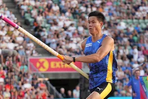 EJ Obiena giành vé dự Olympic 2024 đầu tiên cho Philippines