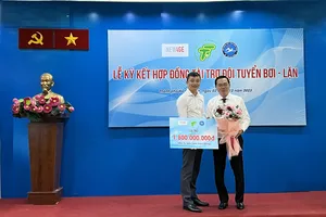 Nhà tài trợ trao số tiền 1,8 tỷ đồng để Liên đoàn Thể thao dưới nước TPHCM đầu tư cho tài năng bơi - lặn thành phố. Ảnh: DŨNG PHƯƠNG 
