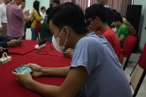 Người khuyết tật TPHCM trải nghiệm một số tựa game tại chương trình. Ảnh: THANH TÙNG