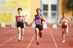 Nhi Yến (số đeo 612) giành HCV nội dung 100m nữ. Ảnh: DŨNG PHƯƠNG 
