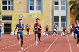 Màn tranh tài hấp dẫn trên đường đua 100m nam. Ảnh: DŨNG PHƯƠNG 