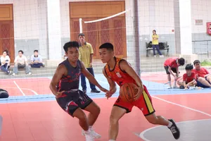 THPT Mạc Đĩnh Chi (đồng phục đỏ) giành chiến thắng chung cuộc. Ảnh: THANH TÙNG 